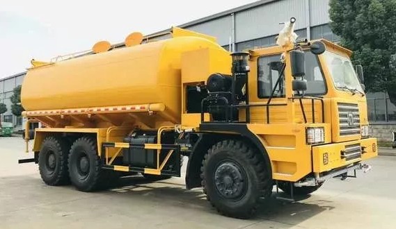 40噸寬體礦山灑水車圖片