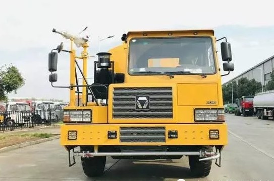 40噸寬體礦山灑水車圖片