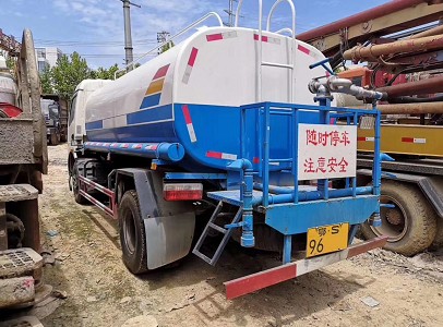 二手帶手續(xù)9噸灑水車圖片