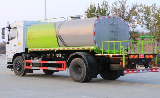 12方灑水車可以裝多少噸水_國六12噸東風(fēng)專用底盤D3L綠化灑水車廠家價格